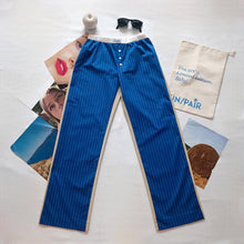 Carica l'immagine nel visualizzatore di Gallery, Pantalone blu elettrico con micro righina bianca e retro tinta unita beige