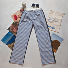 Carica l'immagine nel visualizzatore di Gallery, Pantalone bianco a righe multicolor celesti, blu e beige con retro tinta unita testa di moro