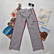 Carica l'immagine nel visualizzatore di Gallery, Pantalone gingham bianco e marrone con retro a tinta unita rosso fragola