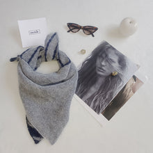 Carica l'immagine nel visualizzatore di Gallery, Carré UN/PAIR grigio perla blu