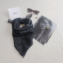 Carica l'immagine nel visualizzatore di Gallery, Carré UN/PAIR grigio scuro bianco