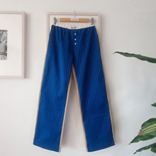 Carica l'immagine nel visualizzatore di Gallery, Pantalone blu elettrico con micro righina bianca e retro tinta unita beige
