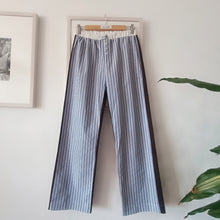 Carica l'immagine nel visualizzatore di Gallery, Pantalone bianco a righe multicolor celesti, blu e beige con retro tinta unita testa di moro