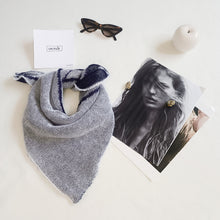 Load image into Gallery viewer, Carré UN/PAIR Blue White