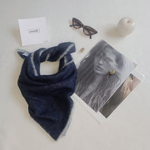 Carica l'immagine nel visualizzatore di Gallery, Carré UN/PAIR grigio perla blu