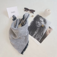 Carica l'immagine nel visualizzatore di Gallery, Carré UN/PAIR grigio scuro bianco