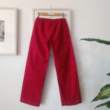 Carica l'immagine nel visualizzatore di Gallery, Pantalone gingham bianco e marrone con retro a tinta unita rosso fragola