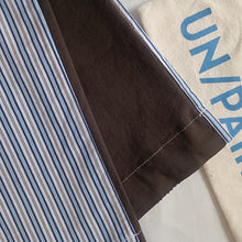 Carica l'immagine nel visualizzatore di Gallery, Pantalone bianco a righe multicolor celesti, blu e beige con retro tinta unita testa di moro