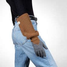 Carica l'immagine nel visualizzatore di Gallery, Guanto UN/PAIR Nocciola con terzo grigio scuro