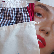 Carica l'immagine nel visualizzatore di Gallery, Pantalone gingham bianco e marrone con retro a tinta unita rosso fragola