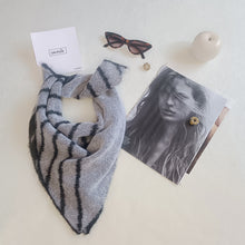 Carica l'immagine nel visualizzatore di Gallery, Carré UN/PAIR grigio scuro bianco