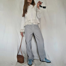 Carica l'immagine nel visualizzatore di Gallery, Pantalone bianco a righe multicolor celesti, blu e beige con retro tinta unita testa di moro