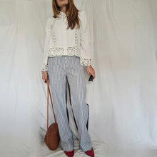 Carica l'immagine nel visualizzatore di Gallery, Pantalone bianco a righe multicolor celesti, blu e beige con retro tinta unita testa di moro