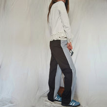 Carica l'immagine nel visualizzatore di Gallery, Pantalone bianco a righe multicolor celesti, blu e beige con retro tinta unita testa di moro