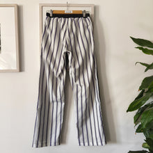Carica l'immagine nel visualizzatore di Gallery, Pantalone a righe nere e viola e retro bianco a righe viola