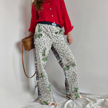 Carica l'immagine nel visualizzatore di Gallery, Pantalone a fiori con retro a quadri viola