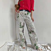 Carica l'immagine nel visualizzatore di Gallery, Pantalone a fiori con retro a quadri viola