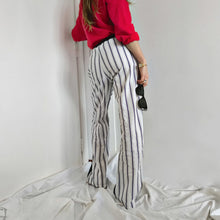 Carica l'immagine nel visualizzatore di Gallery, Pantalone a righe nere e viola e retro bianco a righe viola