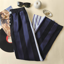 Carica l'immagine nel visualizzatore di Gallery, Pantalone a righe nere e viola e retro bianco a righe viola