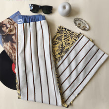 Carica l'immagine nel visualizzatore di Gallery, Pantalone crema a righe nere e rame con retro giallo e fiori testa di moro