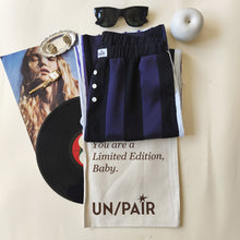 Carica l'immagine nel visualizzatore di Gallery, Pantalone a righe nere e viola e retro bianco a righe viola