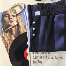 Carica l'immagine nel visualizzatore di Gallery, Pantalone a righe nere e viola e retro bianco a righe viola