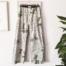 Carica l'immagine nel visualizzatore di Gallery, Pantalone a fiori con retro a quadri viola