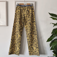 Carica l'immagine nel visualizzatore di Gallery, Pantalone crema a righe nere e rame con retro giallo e fiori testa di moro
