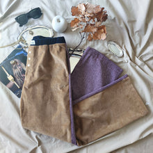 Carica l'immagine nel visualizzatore di Gallery, Pantalone Velluto millerighe cammello con retro spigato bordeaux