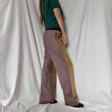Carica l'immagine nel visualizzatore di Gallery, Pantalone Velluto millerighe cammello con retro spigato bordeaux
