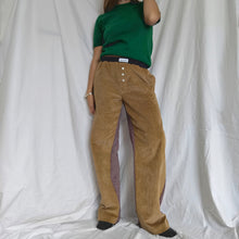 Carica l'immagine nel visualizzatore di Gallery, Pantalone Velluto millerighe cammello con retro spigato bordeaux