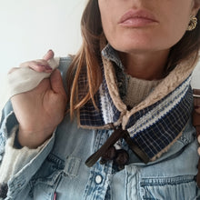 Load image into Gallery viewer, COLLAR UN/PAIR BLUE CHECKS BEIGE MONTONCINO EMBROIDERED FLOWER RIBBON