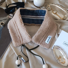 Load image into Gallery viewer, COLLAR UN/PAIR BLUE SQUARE BEIGE MONTONCINO MACRAME RIBBON