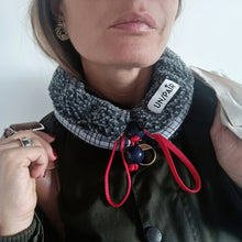 Carica l'immagine nel visualizzatore di Gallery, COLLO UN/PAIR QUADRATINI CELESTI MONTONCINO GRIGIO NASTRO BLU