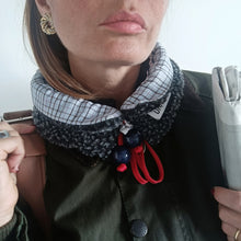 Carica l'immagine nel visualizzatore di Gallery, COLLO UN/PAIR QUADRATINI CELESTI MONTONCINO GRIGIO NASTRO BLU