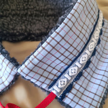 Carica l'immagine nel visualizzatore di Gallery, COLLO UN/PAIR QUADRATINI CELESTI MONTONCINO GRIGIO NASTRO BLU