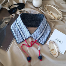 Carica l'immagine nel visualizzatore di Gallery, COLLO UN/PAIR QUADRATINI CELESTI MONTONCINO GRIGIO NASTRO BLU