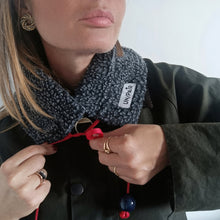 Carica l'immagine nel visualizzatore di Gallery, COLLO UN/PAIR QUADRATINI CELESTI MONTONCINO GRIGIO NASTRO BLU