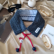 Carica l'immagine nel visualizzatore di Gallery, COLLO UN/PAIR QUADRATINI CELESTI MONTONCINO GRIGIO NASTRO BLU