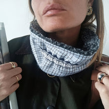 Carica l'immagine nel visualizzatore di Gallery, COLLO UN/PAIR QUADRATINI CELESTI MONTONCINO GRIGIO NASTRO BLU