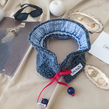 Carica l'immagine nel visualizzatore di Gallery, COLLO UN/PAIR QUADRATINI CELESTI MONTONCINO GRIGIO NASTRO BLU