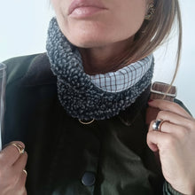 Carica l'immagine nel visualizzatore di Gallery, COLLO UN/PAIR QUADRATINI CELESTI MONTONCINO GRIGIO NASTRO BLU