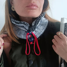 Carica l'immagine nel visualizzatore di Gallery, COLLO UN/PAIR QUADRATINI CELESTI MONTONCINO GRIGIO NASTRO BLU