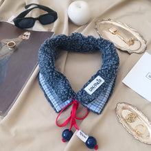 Carica l'immagine nel visualizzatore di Gallery, COLLO UN/PAIR QUADRATINI CELESTI MONTONCINO GRIGIO NASTRO BLU