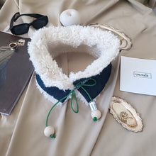 Carica l'immagine nel visualizzatore di Gallery, COLLO UN/PAIR DENIM MONTONCINO CREMA LACCIO VERDE