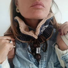 Load image into Gallery viewer, COLLAR UN/PAIR BLUE CHECKS BEIGE MONTONCINO EMBROIDERED FLOWER RIBBON