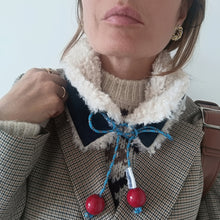 Carica l'immagine nel visualizzatore di Gallery, COLLO UN/PAIR DENIM MONTONCINO CREMA LACCIO CELESTE