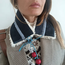 Carica l'immagine nel visualizzatore di Gallery, COLLO UN/PAIR DENIM MONTONCINO CREMA LACCIO CELESTE