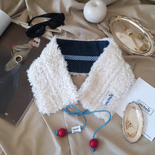 Carica l'immagine nel visualizzatore di Gallery, COLLO UN/PAIR DENIM MONTONCINO CREMA LACCIO CELESTE