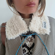 Carica l'immagine nel visualizzatore di Gallery, COLLO UN/PAIR DENIM MONTONCINO CREMA LACCIO CELESTE